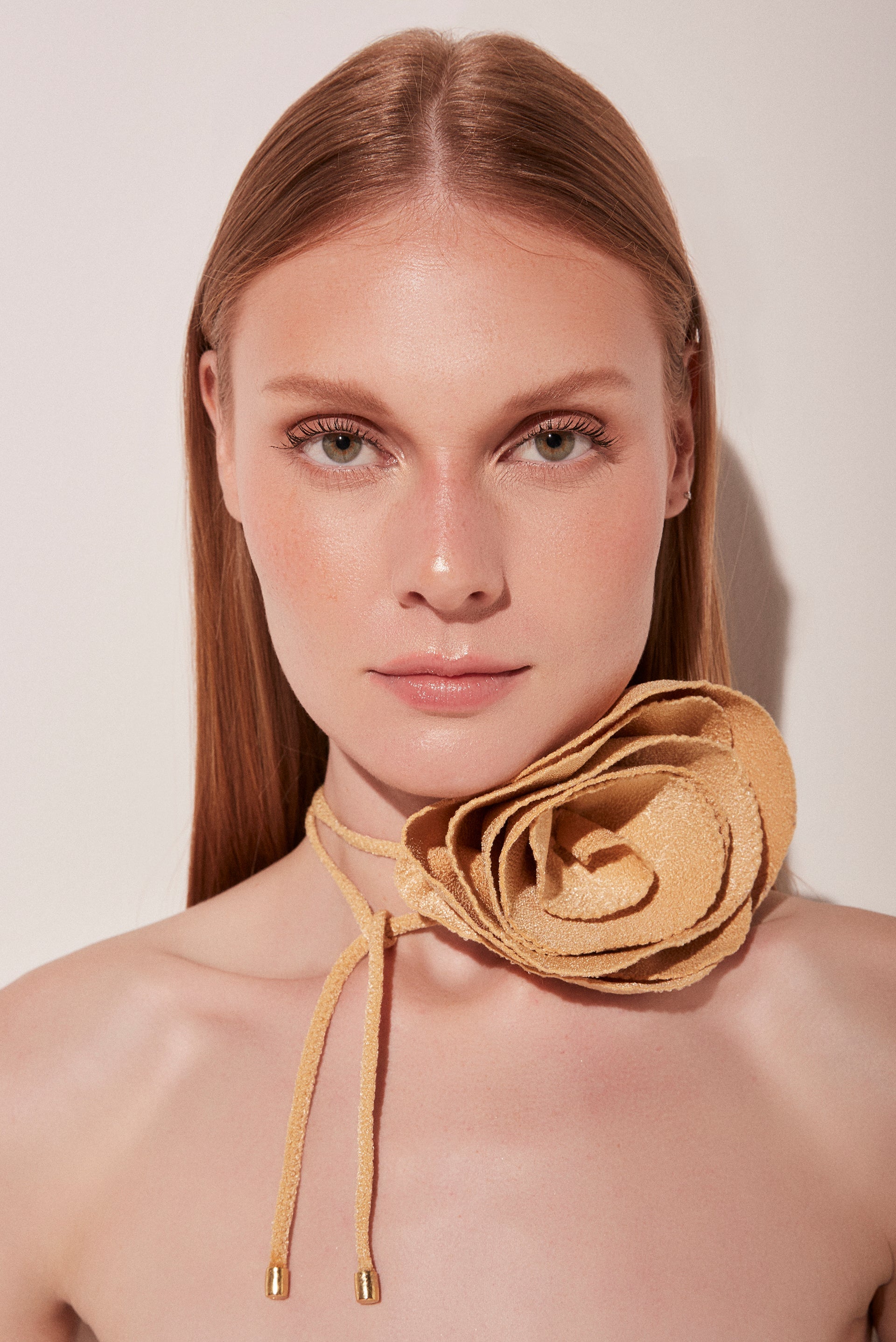 Agua De Coco Glow Multipurpose Chocker Necklace With Flower K1045A1858