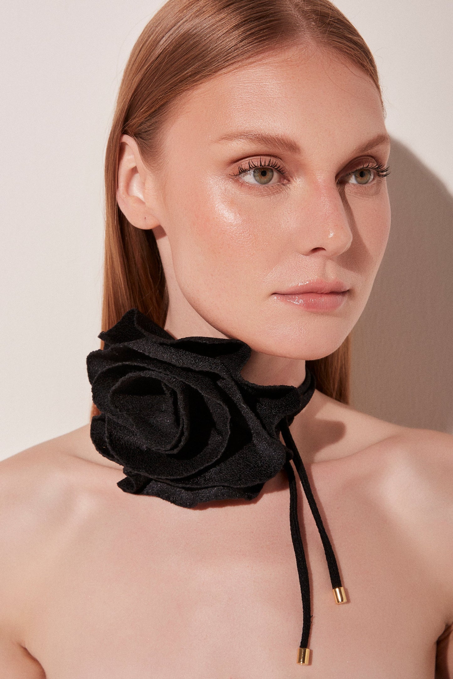 Agua De Coco Glow Multipurpose Chocker Necklace With Flower K1045A1858